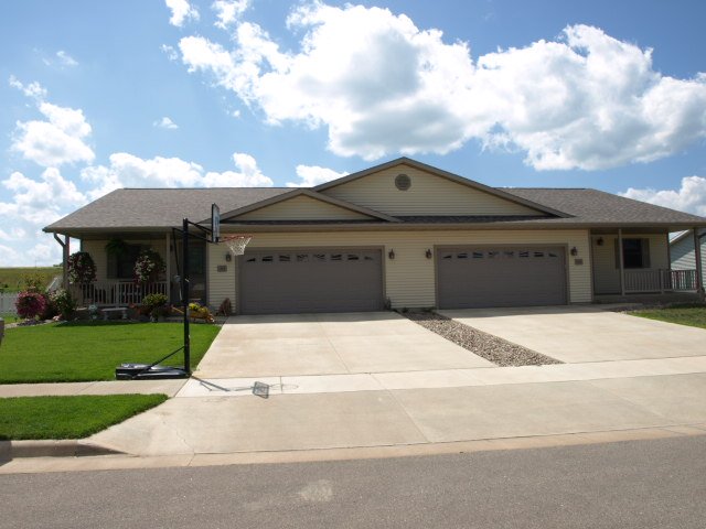 Our twin Homes are very nice and are conveniently located near shopping and entertainment,  Cutting grass and removing snow from driveway is the renters respons